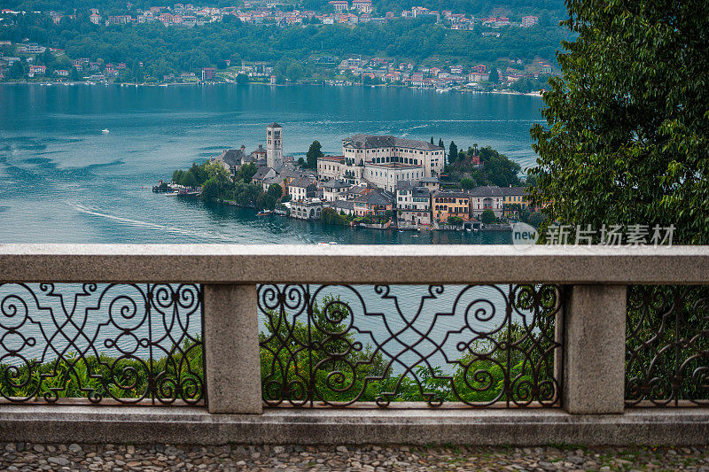 圣朱利奥岛(Isola di San Giulio)从圣蒙特-皮埃蒙特，意大利